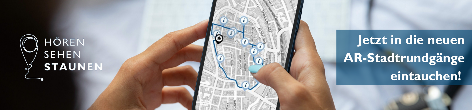 Hände halten ein Smartphone mit Stadtkarte und blau markierter AR-Rundgang-Route; links Logo "Hören Sehen Staunen", rechts Schriftzug: "Jetzt in die neuen AR-Stadtrundgänge eintauchen!"