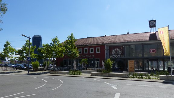 Bahnhof Schwenningen Der Bahnhof in Schwenningen. Im Hintergrund ist der Neckartower zu sehen.
