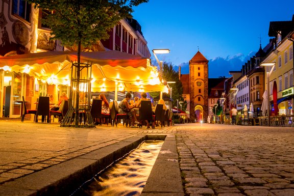 Villinger Innenstadt an einem Sommerabend. Viele Menschen sitzen draußen.