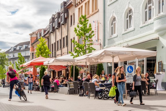 Innenstadt Schwenningen Die Innenstadt von Schwenningen bei sonnigem Wetter. Es sind viele Fußgänger zu sehen.