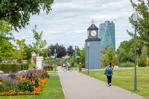 Eine Person spaziert durch den Neckarpark in Schwenningen bei gutem Wetter.