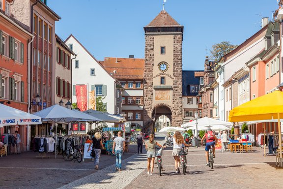 Innenstadt VS-Villingen Die Villinger Altstadt an einem sonnigen Tag. Es sind zahlreiche Fußgänger zu sehen.